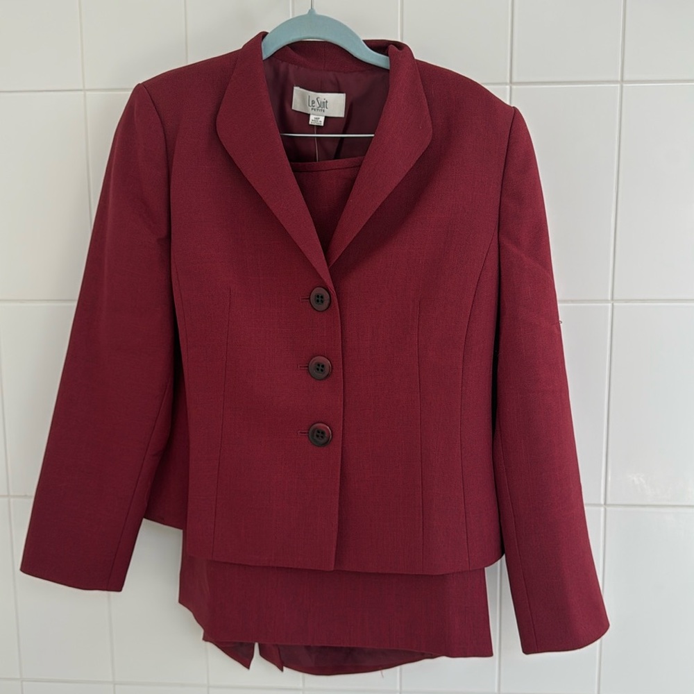 Lesuit skirt suit red size 12 NWT